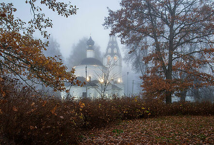 Погода порадовала утренним туманом. Всегда хотел снять этот храм в особых условиях.