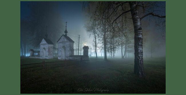 Элвис Антсон Фотограф. Плёс. Ворота Успенского собора туманной ночью