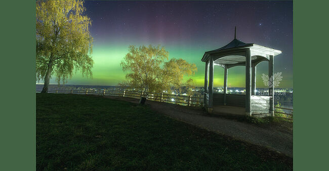 Элвис Антсон Фотограф. Золотая осень в Плёсе. Беседка на Соборной горе. Полярное сияние в Плёсе. Октябрь, 2025.