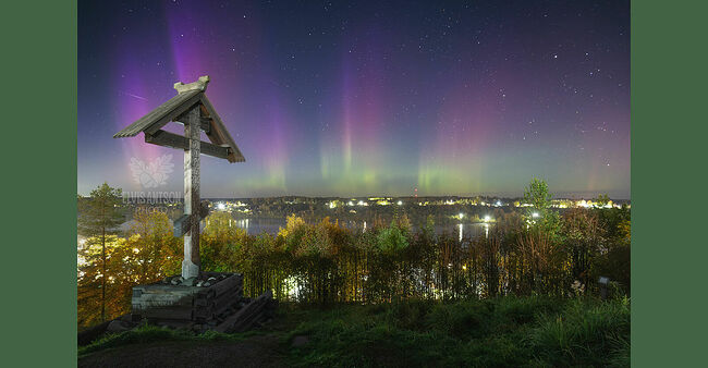 Элвис Антсон Фотограф. Золотая осень в Плёсе. Полярное сияние в Плёсе. Поклонный крест на горе Левитана. Октябрь, 2025.