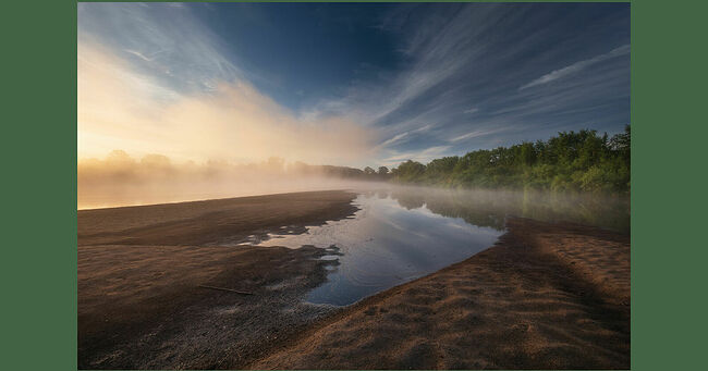В небе застыли три точки - это шумные кулики-сороки возмущаются, что на их территорию пришёл фотограф.