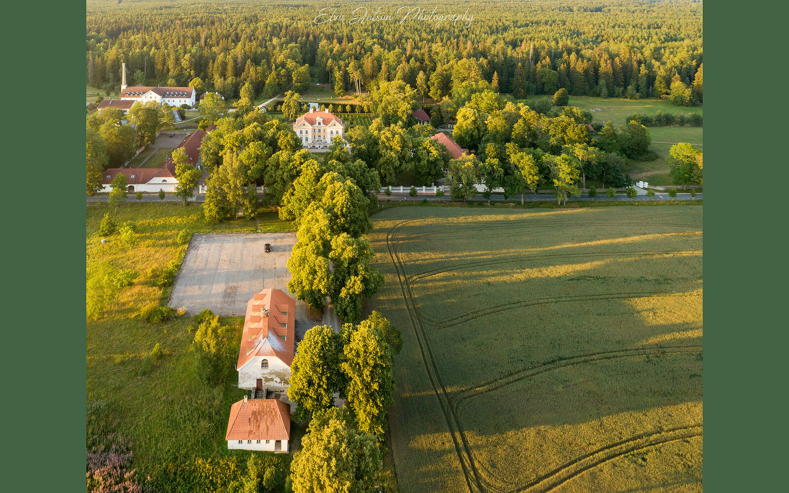 Элвис Антсон Фотограф. Мыза Палмсе. Пальмс (нем. Palms), также мы́за Па́лмсе (эст. Palmse mõis) — рыцарская мыза на территории волости Хальяла уезда Ляэне-Вирумаа, Эстония. Согласно историческому административному делению мыза относилась к приходу Кадрина в Вирумаа.