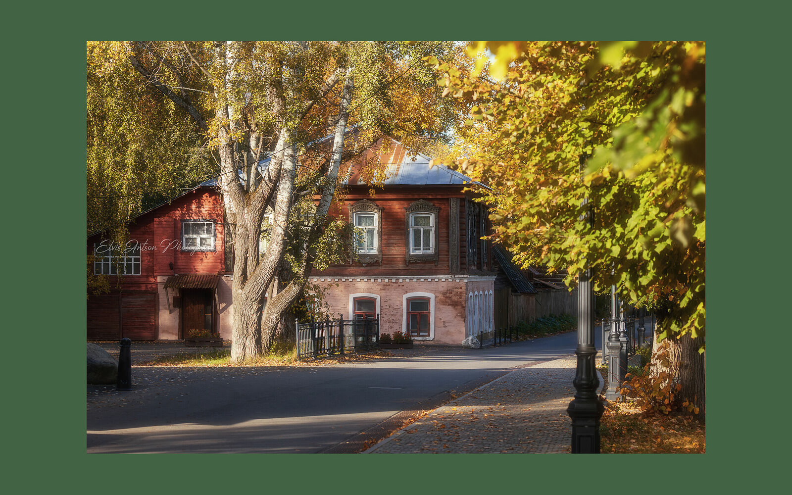 Элвис Антсон Фотограф. Золотая осень в Плёсе. Дом Орешиных, Плёс, Советская ул., 81. Наконец-то, три года спустя, я снова оказался в Плёсе. Эта поездка подарила мне отличную погоду, золотую осень и даже северное сияние. Трёх дней оказалось достаточным. Для тех, кто озадачивается вопросом, где остановиться в Плёсе на время съёмок, я рекомендую санаторий "Актёр- Плёс": там есть очень бюджетные варианты, а есть и подороже. В номере чисто, я пользовался полным пансионом, т.е. с трёхразовым питанием. Не нужно было заморачиваться поисками кафе или закупкой продуктов в магазине и готовкой. Я полностью был сосредоточен на съёмке.    Этот маленький город красив в любое время года, но осенью Плёс особенно хорош.